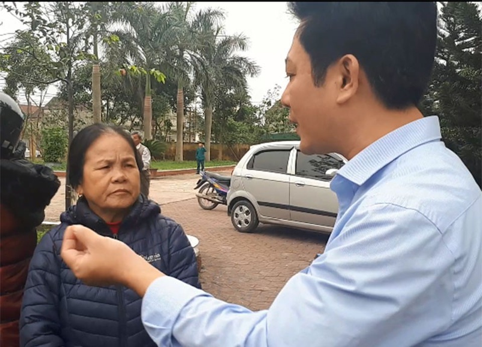 Cán bộ phường Nguyễn Du giải thích với các chủ bò về việc bò của họ bị bắt.