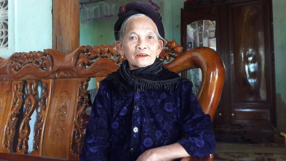 Vợ liệt sĩ rơi nước mắt khi gia đình bị cưỡng chế vì tự ý bịt lối đi riêng! - 4 Cụ Nguyễn Thị Dung (SN 1930, trú tại xóm 4) dù tuổi đã cao nhưng vẫn rất minh mẫn, cụ khẳng định. Đây là đường đi riêng của gia đình cố Nhi tự làm, tự xây kè rồi làm đường đến giờ. Tôi sống ở đây tôi biết, tôi hơn 55 tuổi Đảng tôi xin cam đoan lời tôi nói là sự thật.