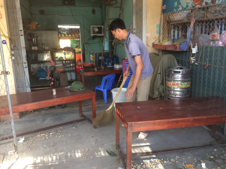 Tột cùng nỗi đau của gia đình có hai con bị mắc bệnh tim bẩm sinh - 5 Quán bia nhỏ chính là nguồn thu nhập chính cho cả gia đình. Nhưng cũng chỉ bán được bài ba cốc bia, dăm gói lạc, bánh khô...nên việc kiếm tiền để phẫu thuật tim cho con là cả một vấn đề lớn.