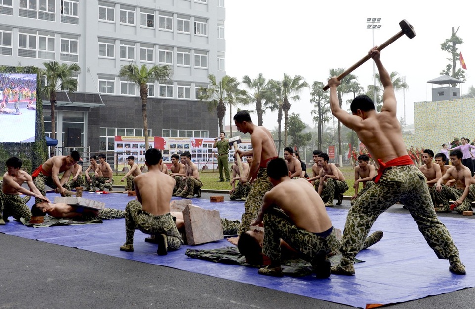 Bộ đội đặc công lấy họng "chọi" mũi giáo, dùng răng kéo ô tô - 11 Bộ đội đặc công lấy họng "chọi" mũi giáo, dùng răng kéo ô tô - 11