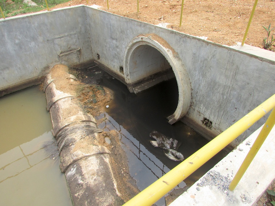 Một cửa cống thải của nhà máy.