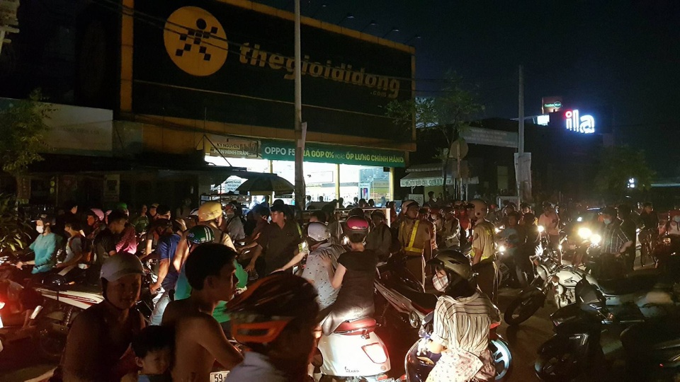 Quán lẩu dê bốc cháy, hàng trăm thực khách tháo chạy tán loạn - 5 Đoạn đường Phạm Hùng bị phong tỏa để phục vụ chữa cháy, khiếm giao thông qua bị ùn ứ.