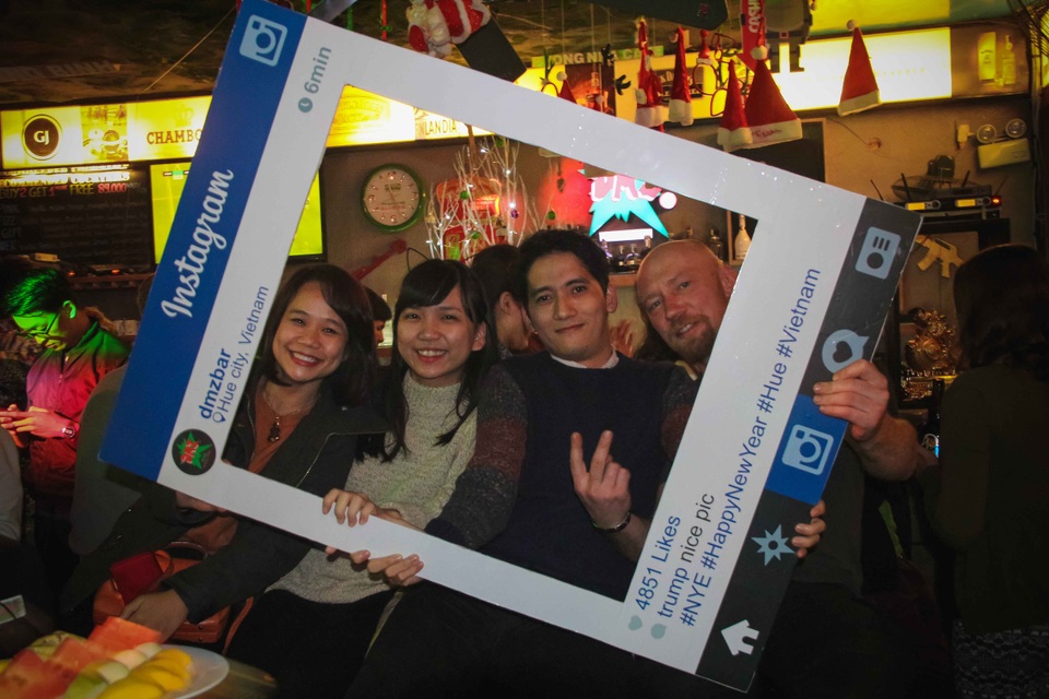 Khách Tây rộn ràng đón năm mới trong mưa lạnh tại Huế - 11