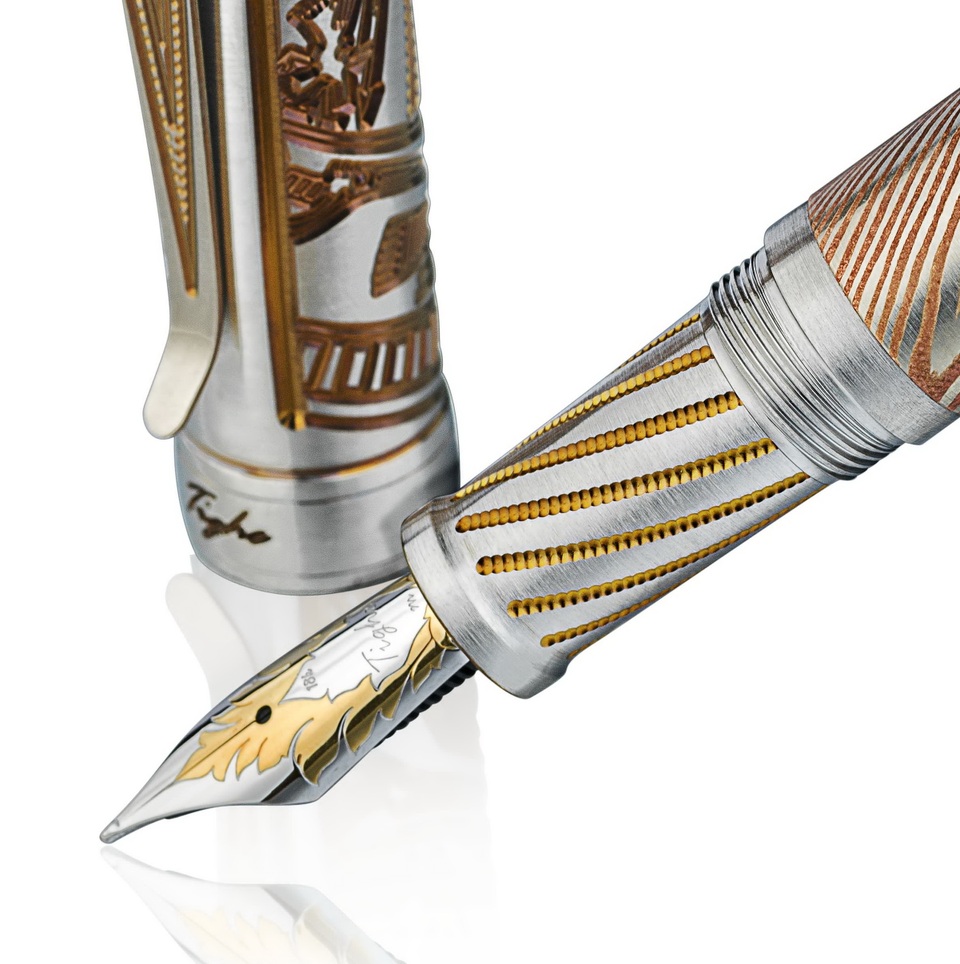 
Ngòi bút Mokume-Gane Dong Son bằng vàng 18K phủ rhodium cùng họa tiết lá phong tinh xảo, đầu ngòi bằng iridium siêu bền.
