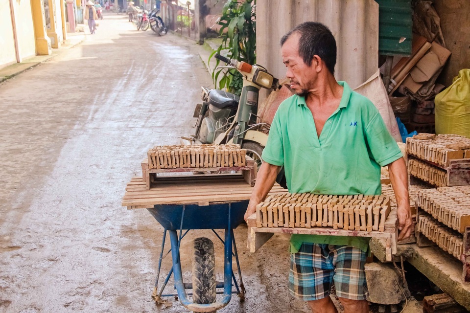Mưa kéo dài, tượng ông Táo làm không kịp cung ứng cho thị trường - 6
Đưa tượng ông Táo ra phơi nắng