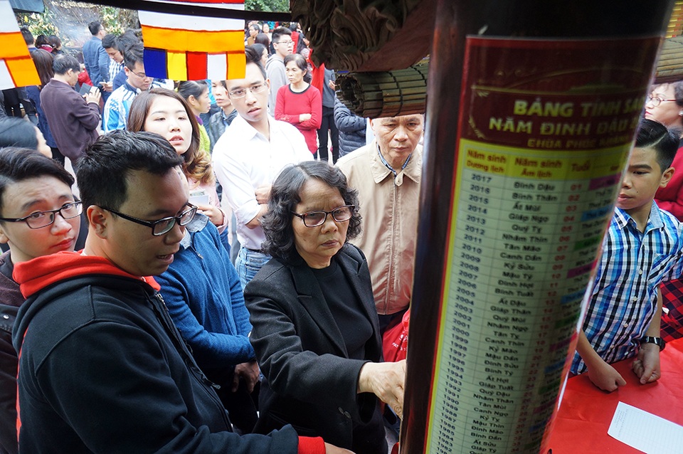 Hà Nội: Chen chân đăng ký "dâng sao giải hạn" ở chùa Phúc Khánh - 3
Trong khuôn viên, nhà chùa đã bố trí nhiều cột xem sao chiếu mệnh và các bàn phục vụ đăng ký để dâng sao tốt và giải sao xấu.