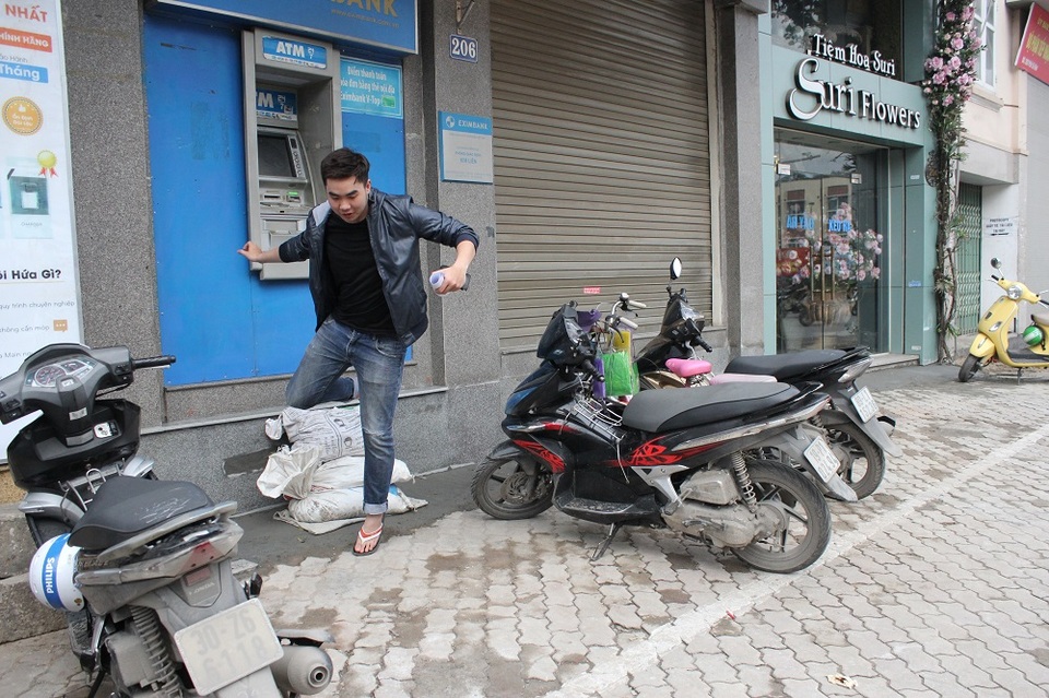 Một cây rút tiền ở đường Xã Đàn bị phá dỡ bậc tam cấp, người dân phải đứng lên bao tải chênh vênh mỗi lần muốn giao dịch