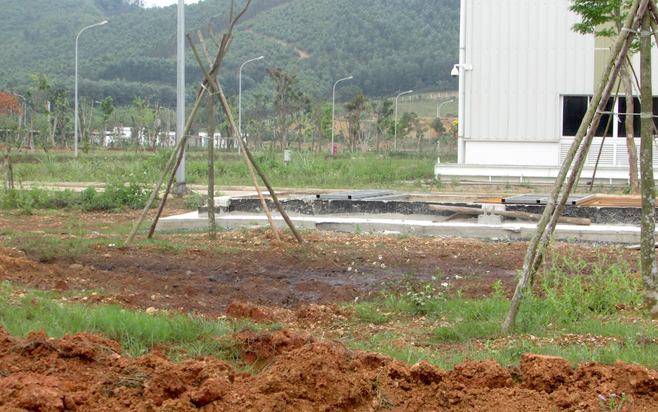 Theo người dân nơi đây, phía nhà máy đã cho máy đào đất trong khuôn viên để xả nước thải hòng tránh sự phản đối sau khi bị người dân “tố” đã thải “trộm” ra vườn keo.