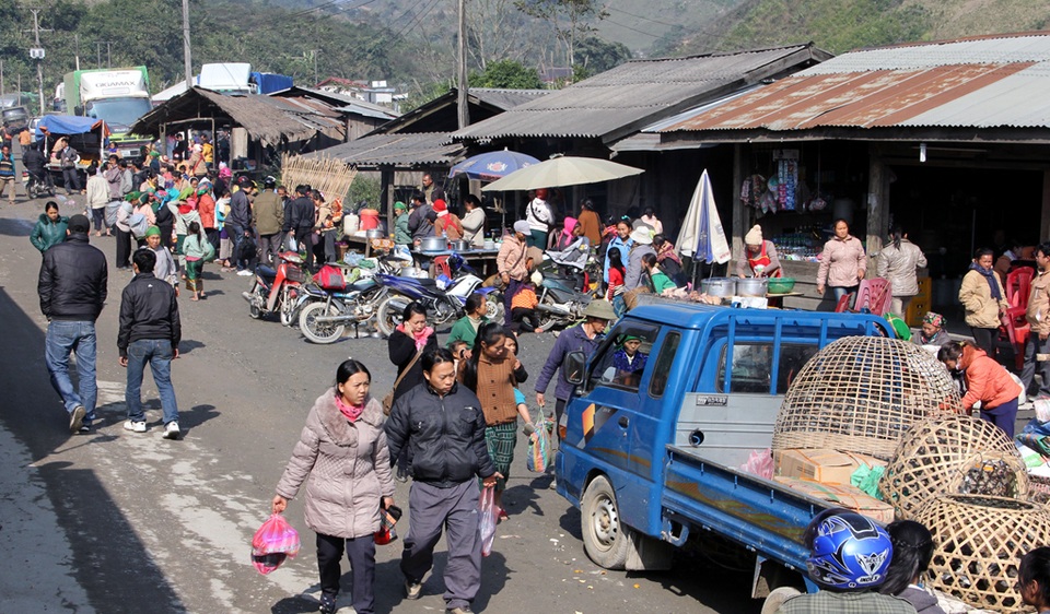 “Chen chân” ở chợ vùng biên trong kỳ nghỉ lễ - 11 Góc chợ biên hôm nay.