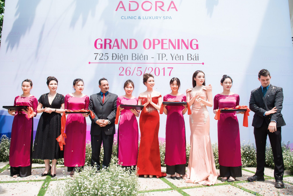Dàn hoa hậu “rủ nhau” khoe sắc trong sự kiện khai trương Viện thẩm mỹ Adora - 1
Tổng giám đốc Hệ thống Viện thẩm mỹ Adora cùng khách mời cắt băng khai trương chi nhánh mới.