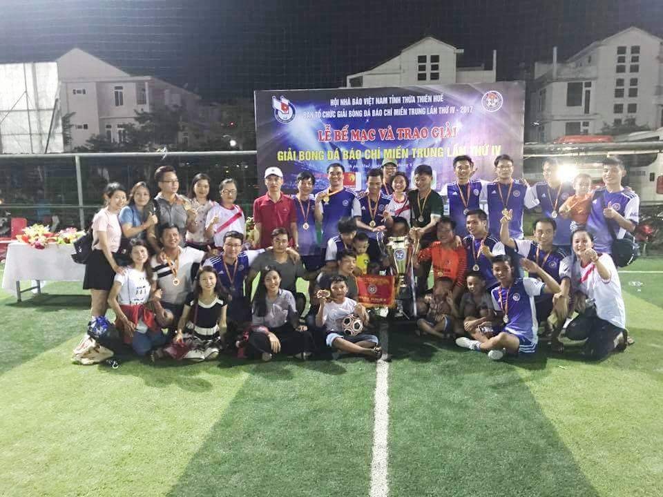 Nghệ An vô địch Giải Bóng đá Báo chí miền Trung lần thứ IV - 5 Tân vô địch mùa giải năm 2017 Rclub Nghệ An nâng cao chiếc cúp trong sự vui mừng hân hoan.