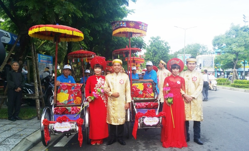 Ý nghĩa đám cưới tập thể lần đầu tiên cho công nhân khó khăn ở Huế - 5 Xe đưa đón là xích lô xứ Huế