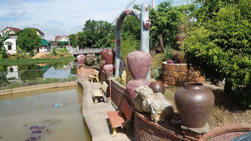 Cựu binh quê lúa làm giàu từ hai bàn tay trắng - 4 Ghềnh đá nhấp nhô giữa khu sinh thái tạo nên ấn tượng trong lòng du khách.