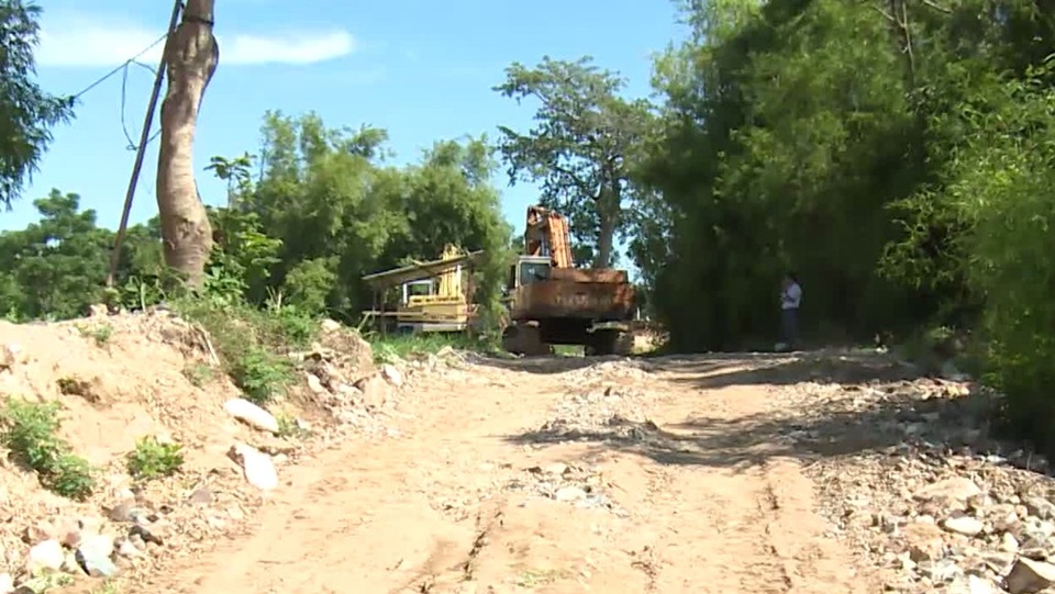 Vì người dân ngăn cản nên xe cơ giới được tạm nghỉ