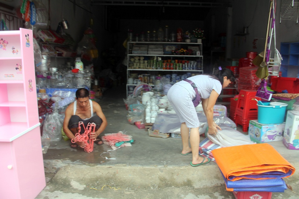 
Một đôi vợ chồng vẫn chưa chịu thu dọn để kịp rời đi trước 17h chiều theo lệnh của Chủ tịch tỉnh.
