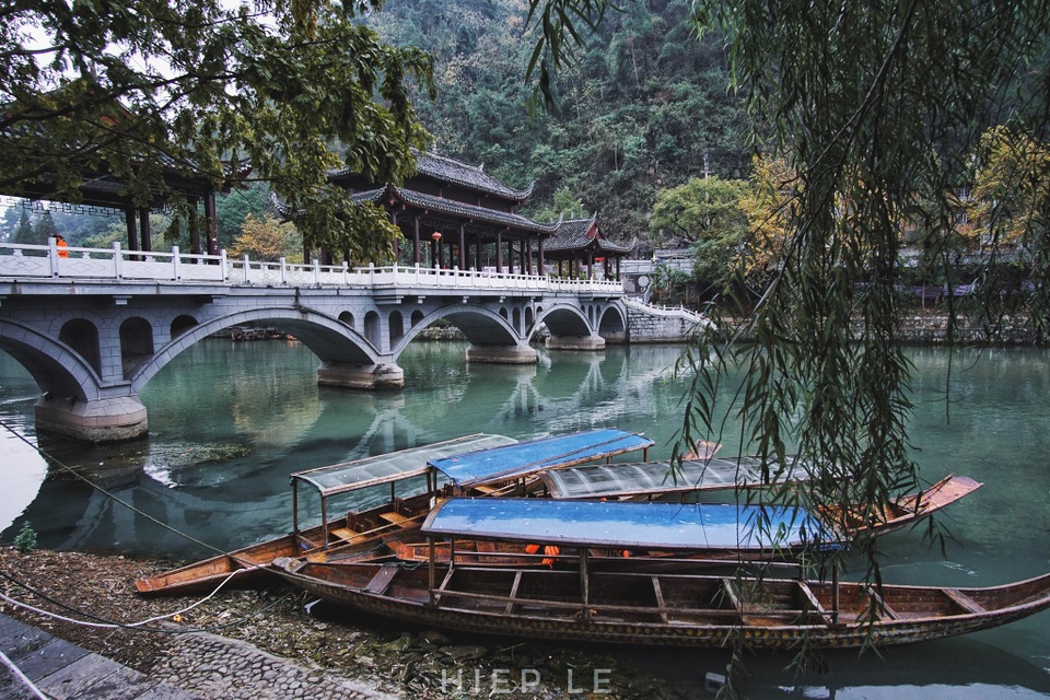 Bước chân vào cổ trấn 1300 tuổi, du khách sẽ có cảm giác như mình đang lạc vào câu chuyện cổ tích xa xưa.