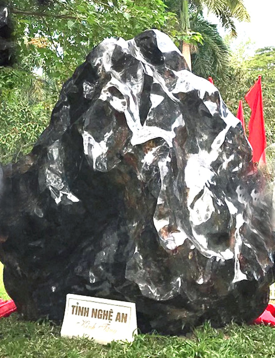 Cung tiến đá quý Đại Lam Ngọc, đặt tại đền thờ Bác Hồ - 3 Viên đá quý Đại Lam Ngọc nặng 15 tấn là để góp phần tôn tạo cảnh quan và linh khí tại ngôi đền thờ của Người, thể hiện tình cảm kính yêu, biết ơn vô hạn của nhân dân xứ Nghệ đối với Bác Hồ và thắt chặt thêm tình đoàn kết giữa Đảng bộ và nhân dân 2 tỉnh Nghệ An -Trà Vinh.