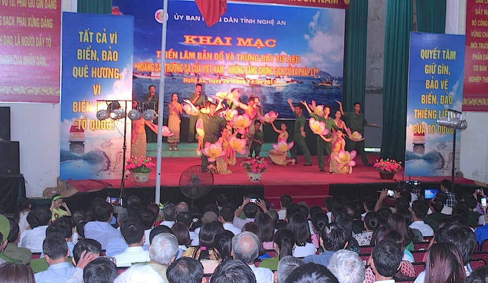 Đội mưa dự Triển lãm bản đồ và tư liệu “Hoàng Sa, Trường Sa của Việt Nam” - 4 Đông đảo quần chúng tham gia triển lãm.
