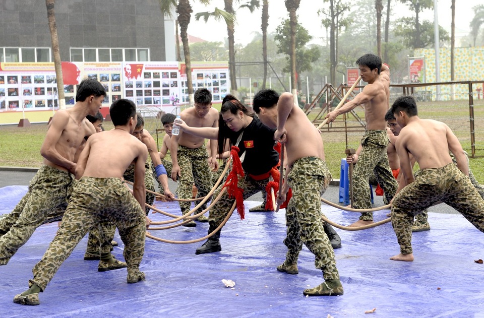 Bộ đội đặc công lấy họng "chọi" mũi giáo, dùng răng kéo ô tô - 12 Bộ đội đặc công lấy họng "chọi" mũi giáo, dùng răng kéo ô tô - 12