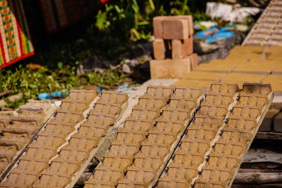 Mưa kéo dài, tượng ông Táo làm không kịp cung ứng cho thị trường - 7 Những giá phơi ông táo ngoài trời