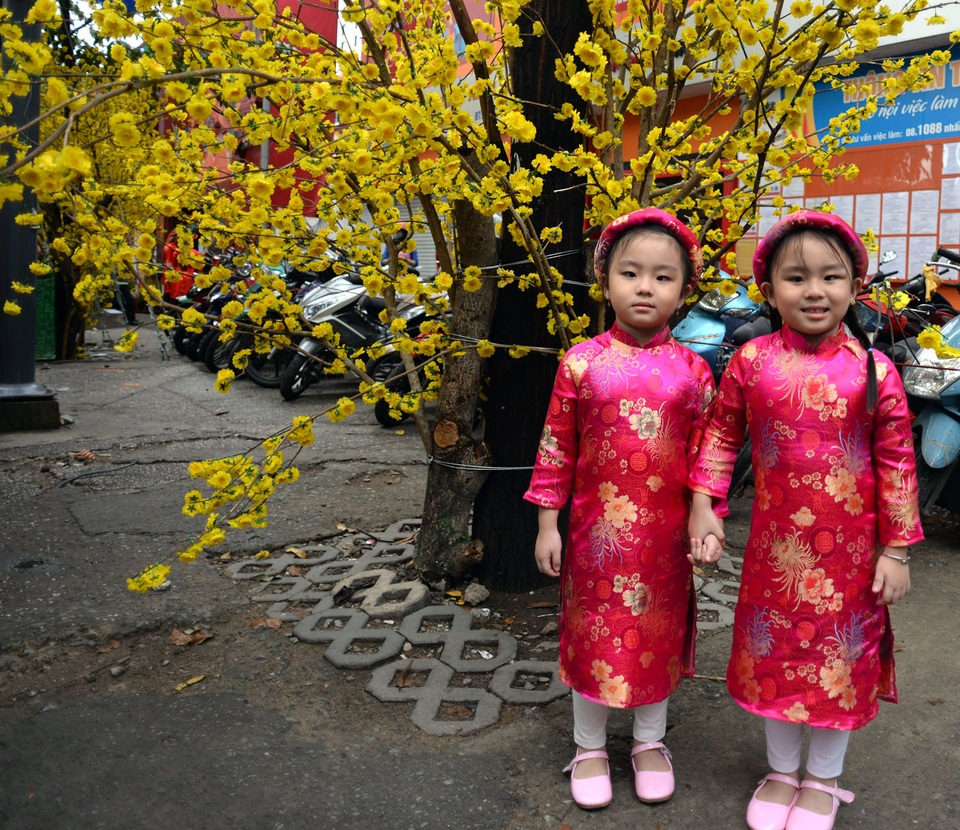 Hai bé Giao, Minh (4 tuổi) được bố mẹ dẫn đi chụp hình.