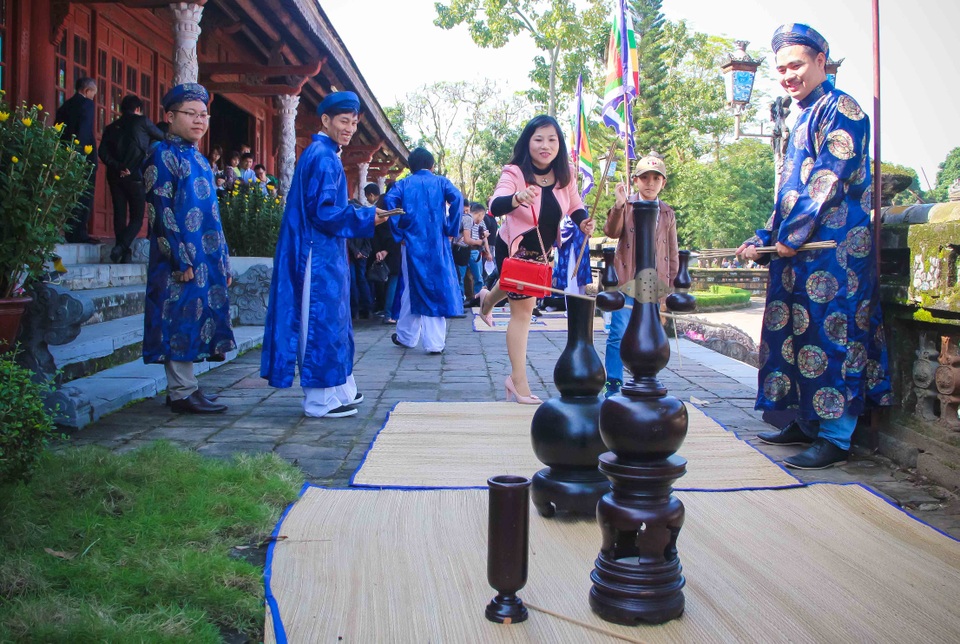 Người dân nô nức chơi Tết tại Hoàng cung Huế - 7 Hào hứng, vui tươi cùng trò chơi Đầu hồ