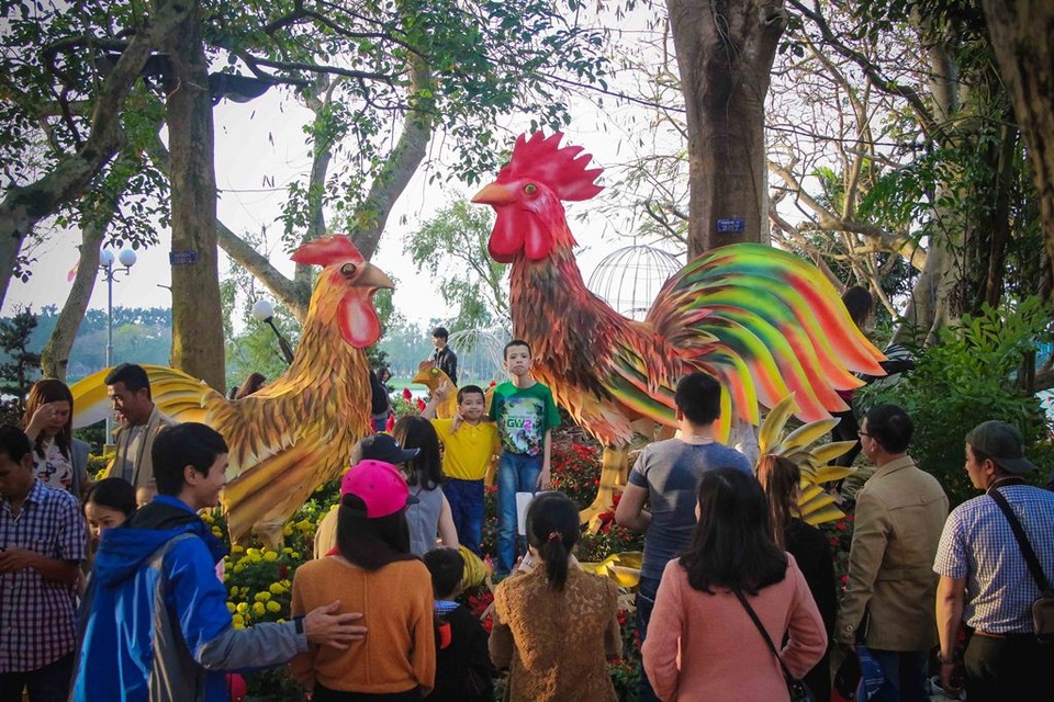 “Gia đình Gà” khiến bạn trẻ Huế thích thú đầu Xuân - 5 “Gia đình Gà” đã lôi cuốn nhiều bạn trẻ đến tạo dáng cùng nhân dịp năm Dậu.