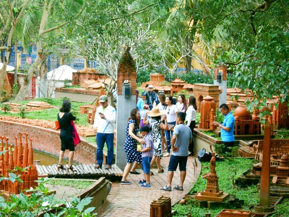 Nét hấp dẫn riêng của những làng nghề truyền thống ở Hội An - 6 Làng gốm thu hút đông đảo du khách trong và ngoài nước đến tham quan