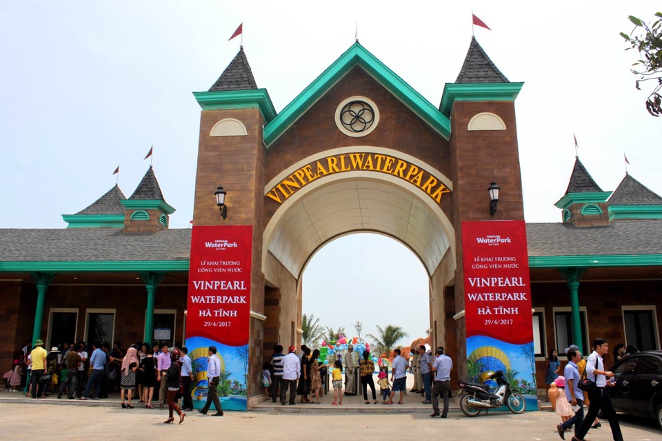 Vingroup lập kỷ lục khai trương 15 cơ sở kinh doanh mới - 5
Công viên nước Vinpearlland Water Park Hà Tĩnh với diện tích 7 ha là công viên nước đầu tiên và lớn nhất khu vực Bắc Trung bộ.
