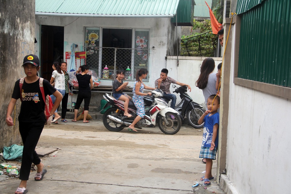 Thay vì đi tránh bão, rất đông người dân ở xóm Nam Hải tập trung tại các ngã tư bàn tá, chuyện trò.