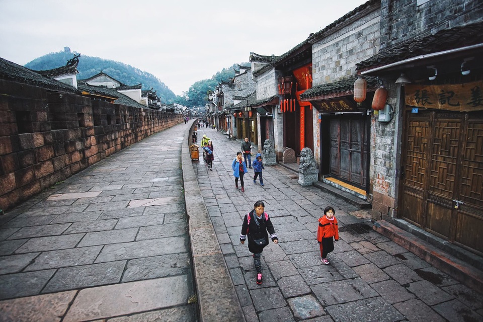 Dạo quanh thành cổ bạn có thể dễ dàng bắt gặp những nét sinh hoạt đời thường của người dân nơi đây.