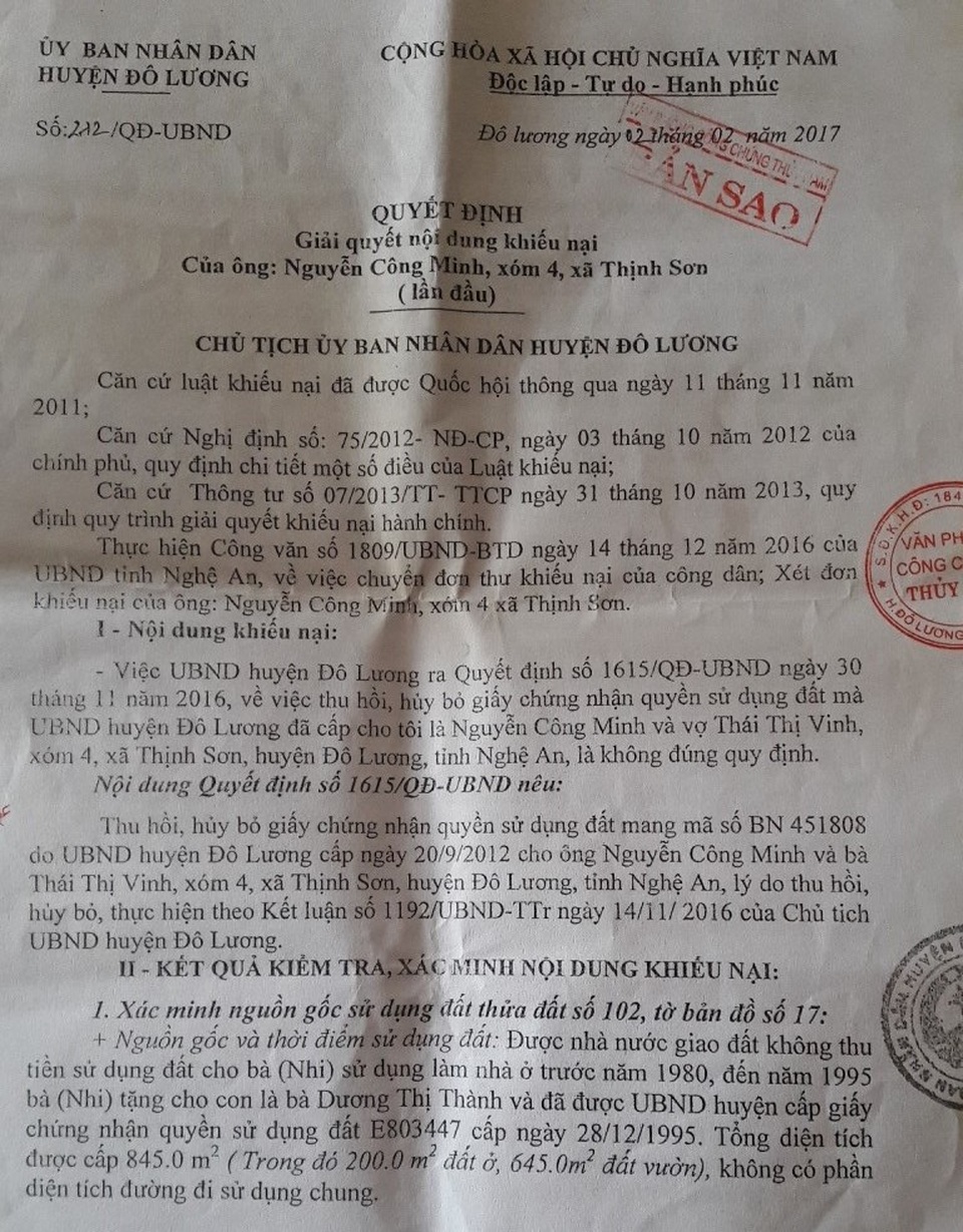 Vợ liệt sĩ rơi nước mắt khi gia đình bị cưỡng chế vì tự ý bịt lối đi riêng! - 6 Quyết định của UBND huyện Đô Lương lại cho rằng phần đường trên là lối đi chung của 3 hộ gia đình và việc đưa vào sơ đồ đất của gia đình bà Thành là “sai sót”.