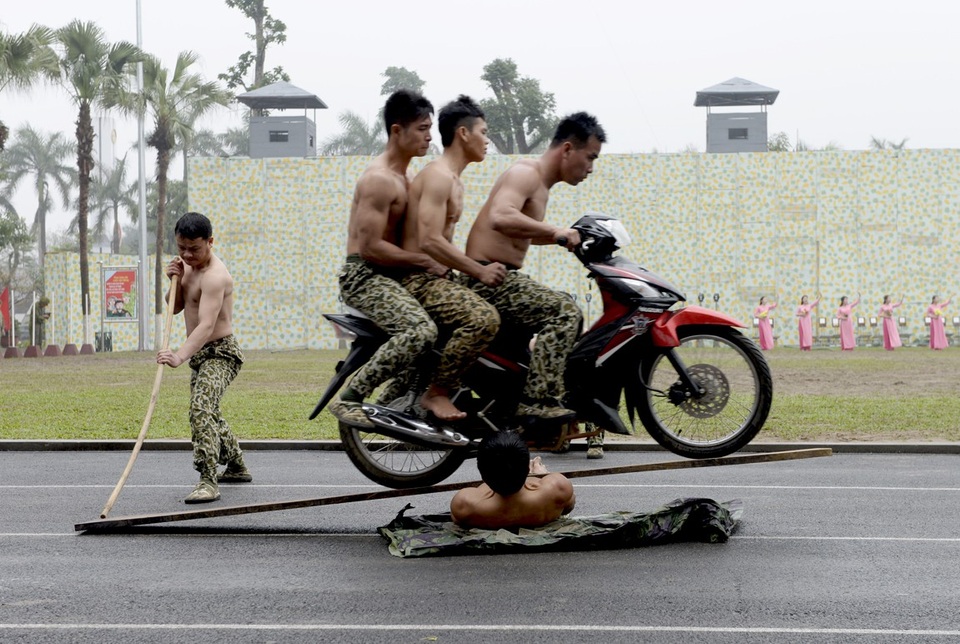 Bộ đội đặc công lấy họng "chọi" mũi giáo, dùng răng kéo ô tô - 13 Bộ đội đặc công lấy họng "chọi" mũi giáo, dùng răng kéo ô tô - 13