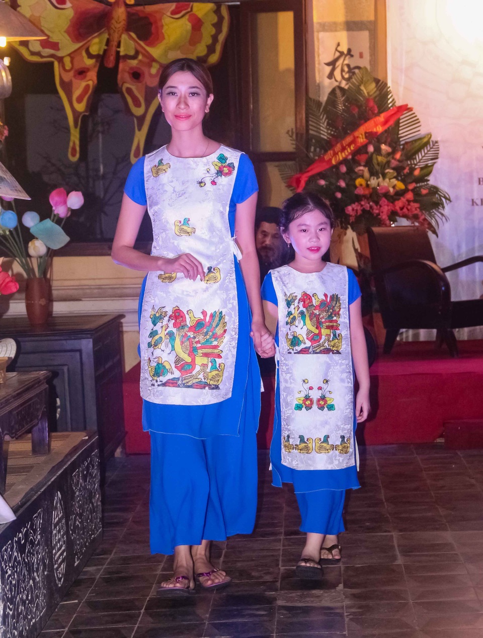 Độc đáo bộ sưu tập áo dài tranh Đông Hồ - 2 Nhiều áo dài con gà Đông Hồ trong đêm diễn thời trang