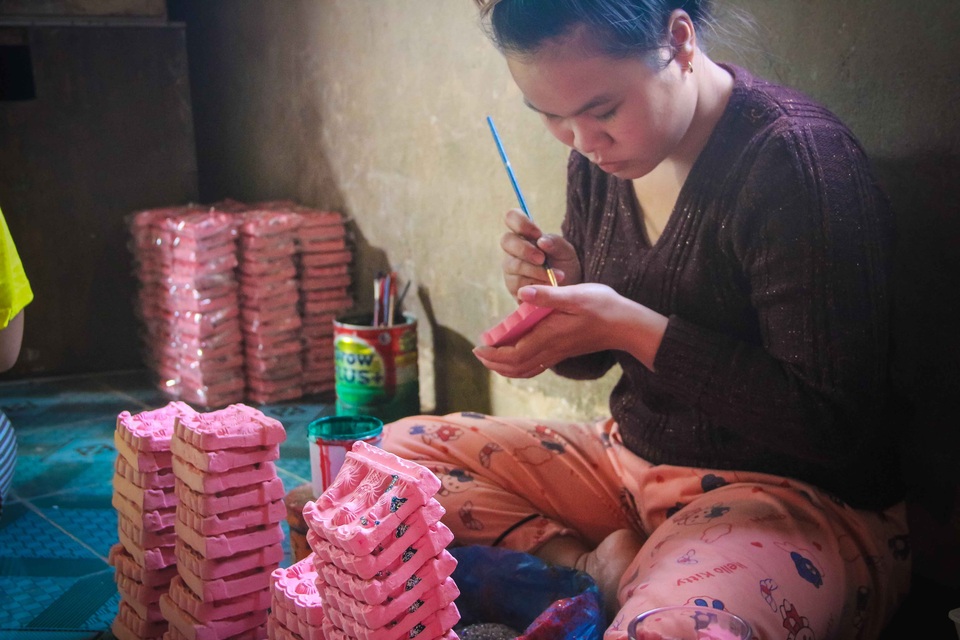 Mưa kéo dài, tượng ông Táo làm không kịp cung ứng cho thị trường - 8 Sơn tượng tạo tính thẩm mỹ và bắt mắt cho sản phẩm là khâu cuối cùng