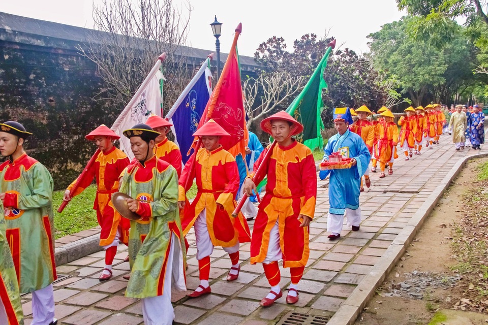 Đón tết cùng lễ dựng nêu tại Hoàng cung Huế - 7 Đội rước nêu tiến hành di chuyển vào điểm dựng nêu thứ hai ở Điện Long An
