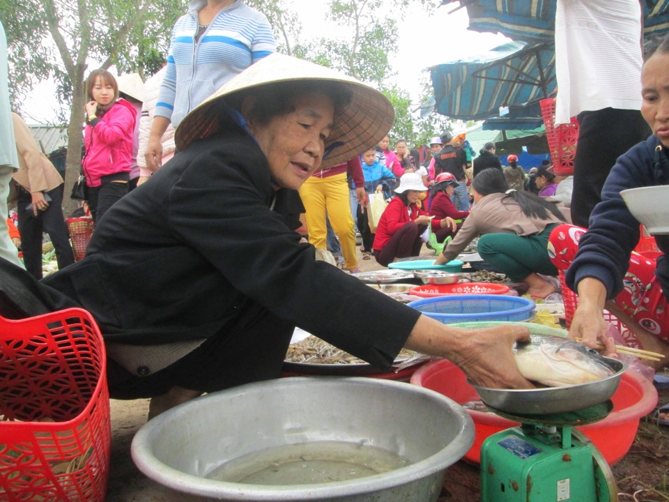 Độc đáo phiên chợ chỉ họp 3 ngày đầu năm, trên gò cao - 7 Một cụ bà đang chọn cá tươi cho ngày mùng 3 Tết cúng đưa ông bà