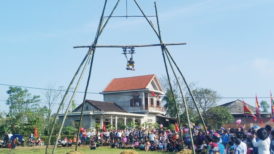 Người dân háo hức đi đu tiên tại làng Gia Viên - 1 Đu tiên ngày mùng 4 Tết làng Gia Tiên