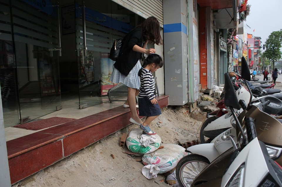 Nhà ông T. (210 Xã Đàn) có cốt nền nhà cao hơn mặt đường gần 90cm nên mỗi lần người già và trẻ nhỏ lên xuống đều phải có người đỡ.