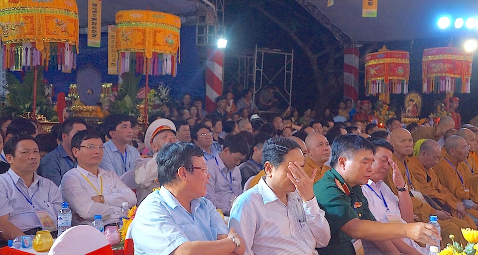 11.000 ngọn nến lung linh trong đại lễ cầu siêu tưởng nhớ các Anh hùng liệt sĩ - 6 Các đại biểu về tham dự đại lễ cầu siêu cho anh hùng liệt sỹ tại nghĩa trang quốc tế Việt - Lào.