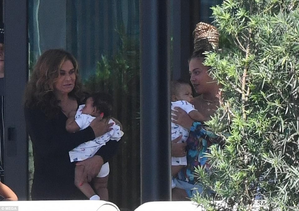 Beyonce lần đầu khoe 2 con sinh đôi - 7
Mẹ Beyonce (trái), bà Tina Knowles đi nghỉ mát cùng vợ chồng con gái