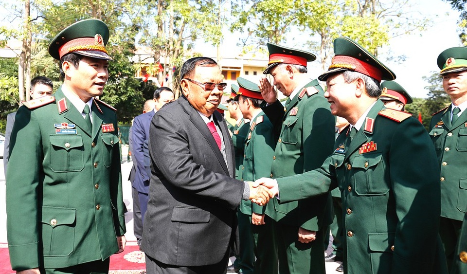 “Tình đoàn kết đặc biệt Lào - Việt Nam đã trở thành tài sản chung vô giá” - 7 Tổng Bí thư, Chủ tịch nước CHDCND Lào Bounnhang Vorachith bắt tay thăm hỏi các chiến sĩ cùng tư lệnh Quân khu 4.
