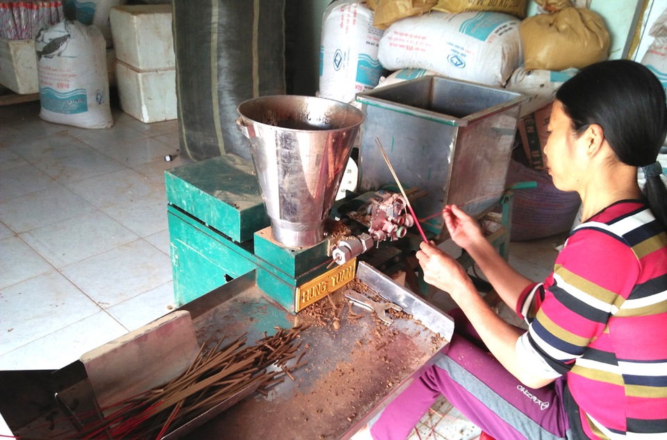 Hối hả làng rễ hương vào mùa - 5
Hương trầm được tạo ra từ những chiếc máy để tăng số lượng và chất lượng của que hương.
