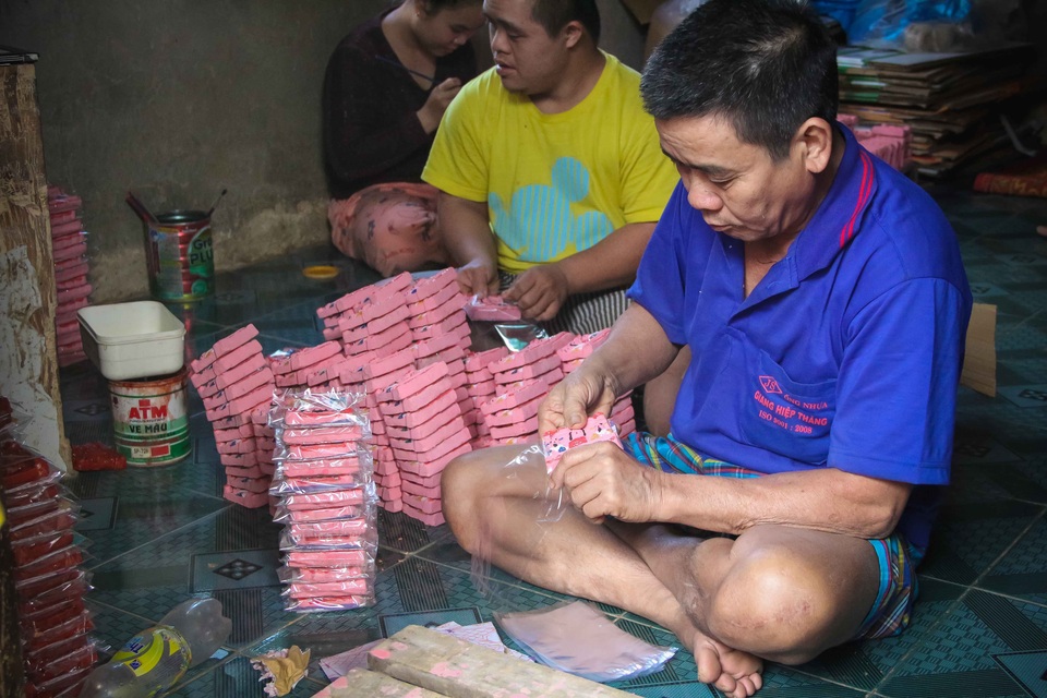 Mưa kéo dài, tượng ông Táo làm không kịp cung ứng cho thị trường - 1 Tất bật tại làng ông táo Địa Linh - Huế