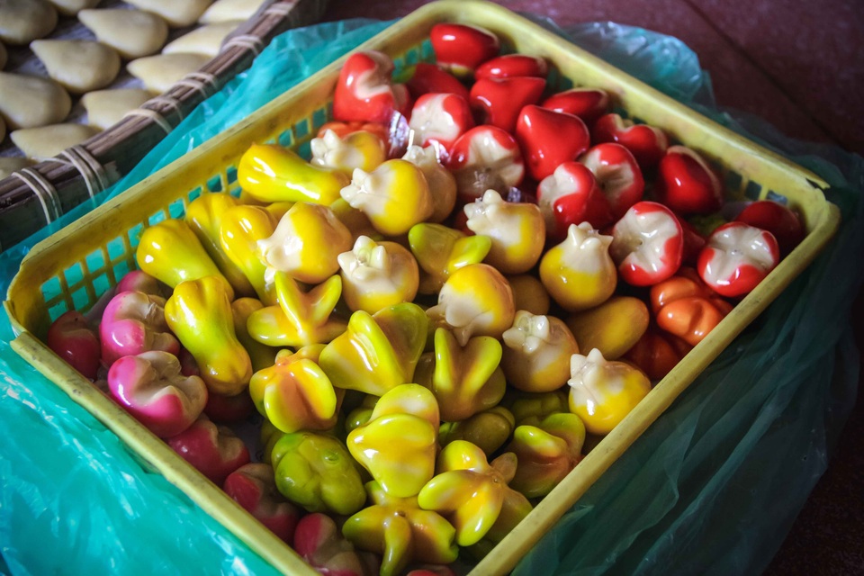 Độc đáo “bánh trái cây” xứ Huế - 9 Mẫu mã bánh bây giờ ngày càng đa dạng, phong phú nhiều loại quả hơn. Bánh trái cây đậu xanh xứ Huế trông bắt mắt, đáng yêu với nhiều loại quả khác nhau thu hút du khách các nơi đến thưởng thức
