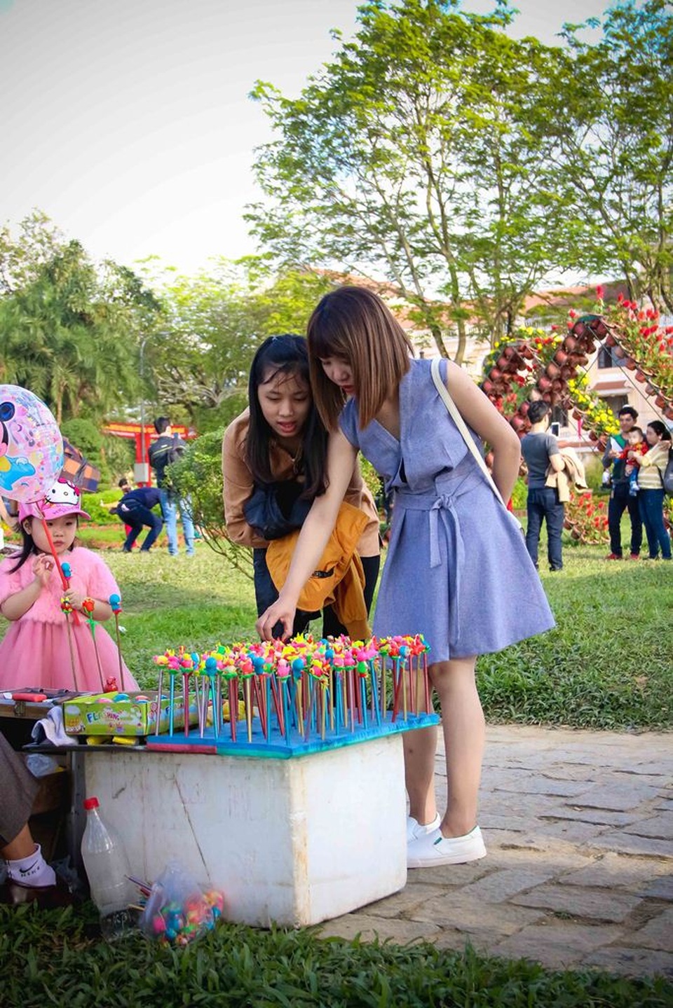 “Gia đình Gà” khiến bạn trẻ Huế thích thú đầu Xuân - 6 Ngoài ra một số gian hàng cũng rất được các bạn trẻ yêu thích như nặn tò he,…
