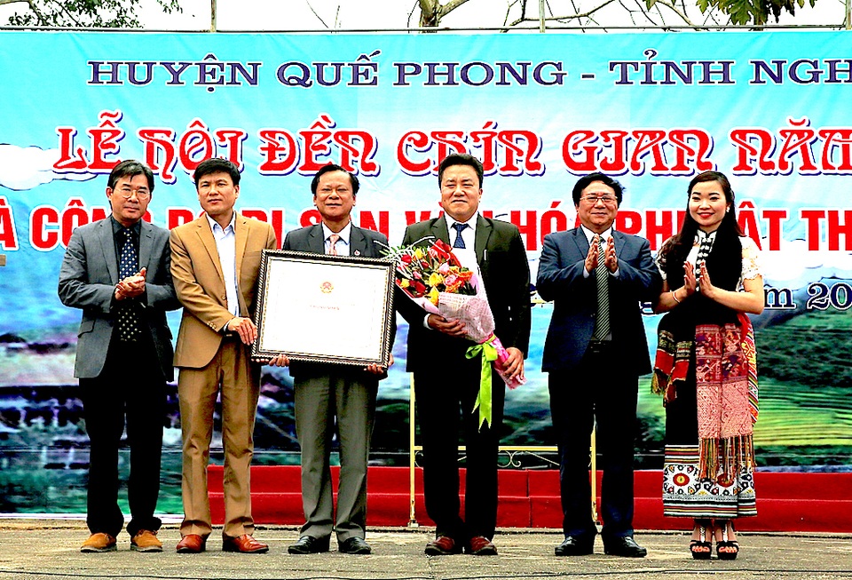 Đền Chín Gian được công nhận di sản phi vật thể quốc gia - 7 Lãnh đạo huyện Quế Phong đón nhận bằng công nhận đền Chín Gian là di sản phi vật thể quốc gia.