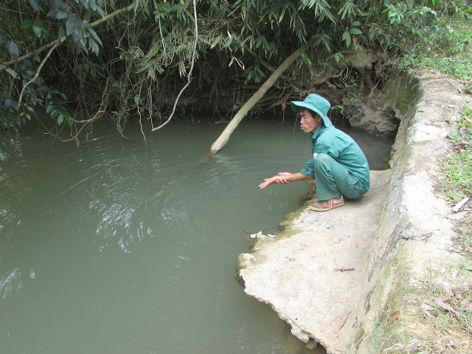 Ông Đoàn Văn Phượng, xóm Bình Minh cho biết, từ sau khi nhà máy xả nước thải ra môi trường, khe nước trong xóm bị chuyển sang màu đen đục, không ai dám sử dụng.