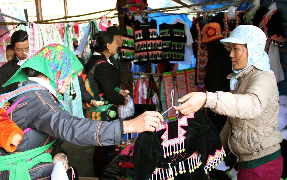 “Chen chân” ở chợ vùng biên trong kỳ nghỉ lễ - 4 Du khách bị “mê hoặc” bởi các trang phục dân tộc đồng bào Mông.