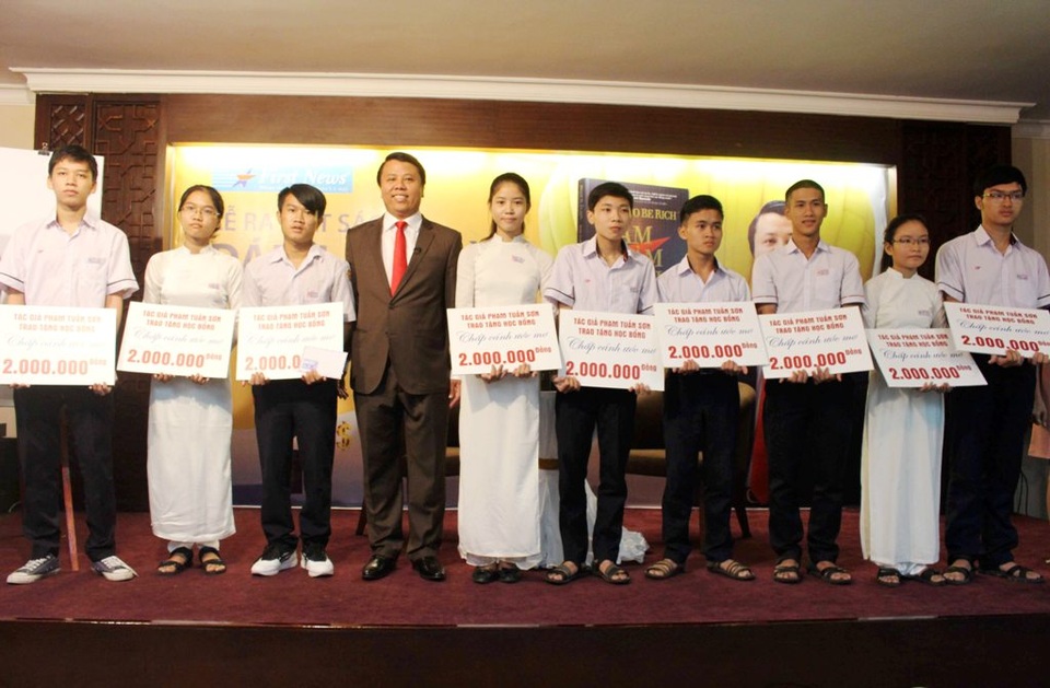 Màn ra mắt sách "trên trời" gây chú ý ở Huế - 7 Trao tặng học bổng cho các em học sinh nghèo vượt khó, hiếu học
